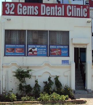 32 Gems Dental Clinic Logo