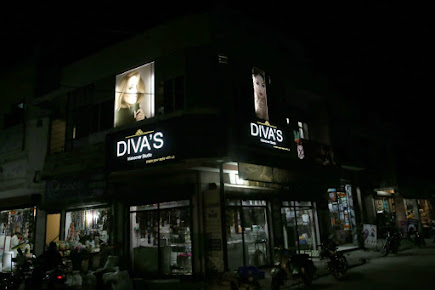 Diva's Makeover Studio Logo