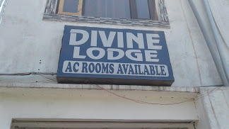 DIVINE LODGE Logo