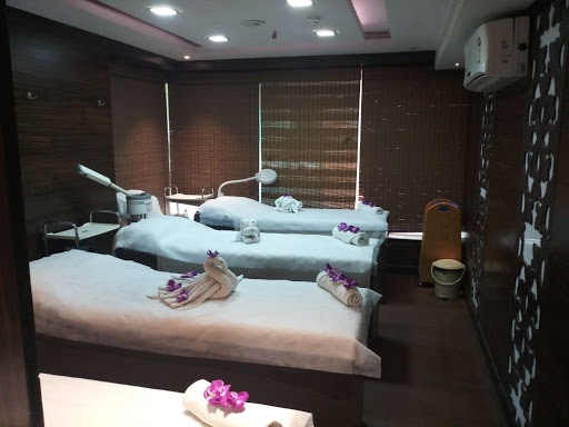 Glamour World Beauty Salon Cum Clinic Active Life | Salon