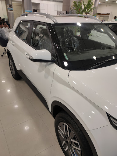 Mahindra Brijraj Motors - SUV Automotive | Show Room