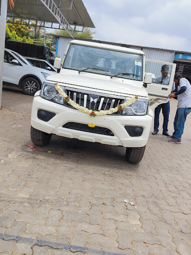 Mahindra H D Motors - SUV Automotive | Show Room