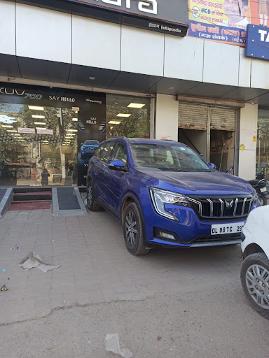 Mahindra Indraprastha Automobiles Automotive | Show Room