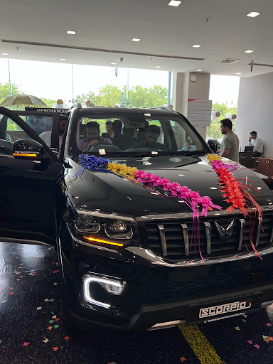 Mahindra Koncept Automobiles - SUV Showroom Automotive | Show Room