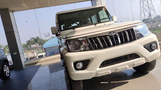 Mahindra Raj Motors - SUV Automotive | Show Room