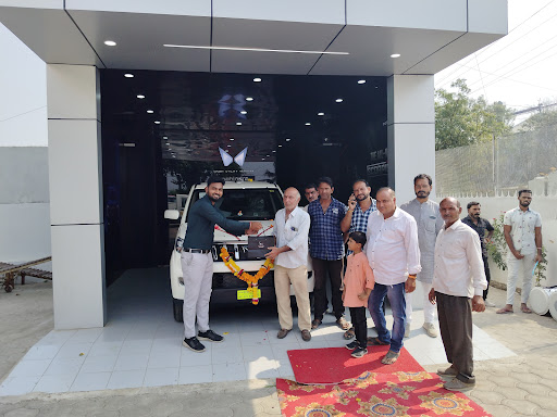 Mahindra Rathi Motors - SUV Automotive | Show Room