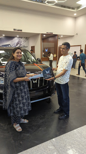 Mahindra Saini Commerce - SUV Automotive | Show Room