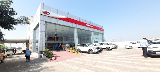 Mahindra Supreme Mobiles - SUV Automotive | Show Room