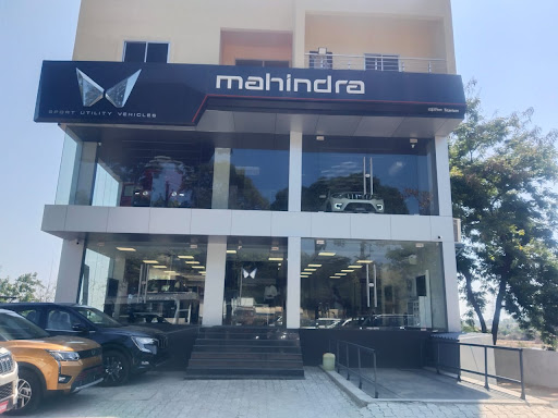 Mahindra Titania Mototcorp - SUV Automotive | Show Room