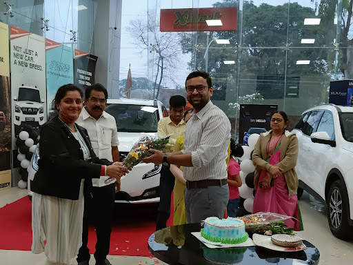 Mahindra Unnati Motors - SUV Automotive | Show Room