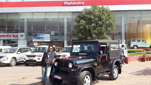 Mahindra Win Win Automobiles Automotive | Show Room