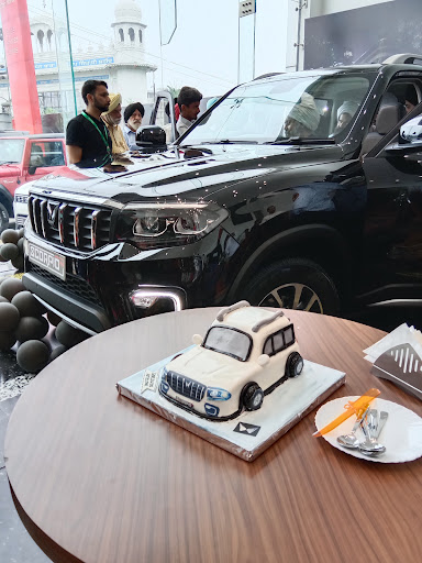 Mahindra Worldwide Autozone - SUV Automotive | Show Room