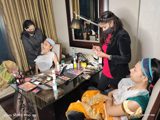 Make U Up Makeup Studio Active Life | Salon