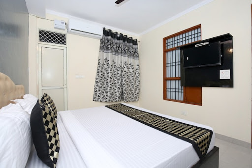 OYO 12745 Hotel Red House Accomodation | Hotel