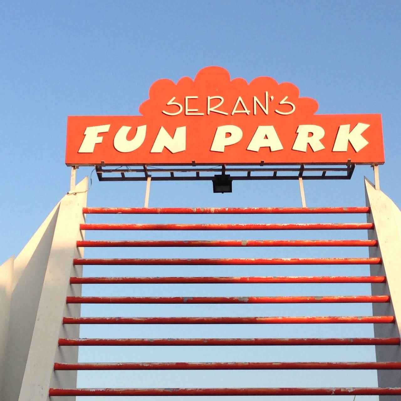 Seran's Fun park - Logo