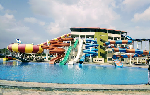 The Holiday Water Resort Entertainment | Water Park