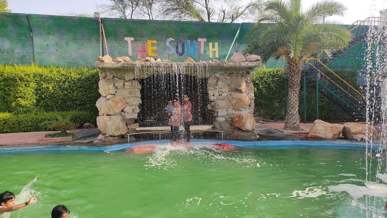THE SOUTH WATER PARK Entertainment | Water Park